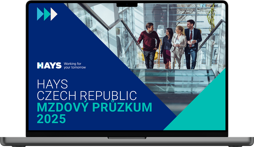 Obrazovka notebooku zobrazuje „Hays Czech Republic Salary Guide 2025“ s živými barvami a usmívajícími se profesionály